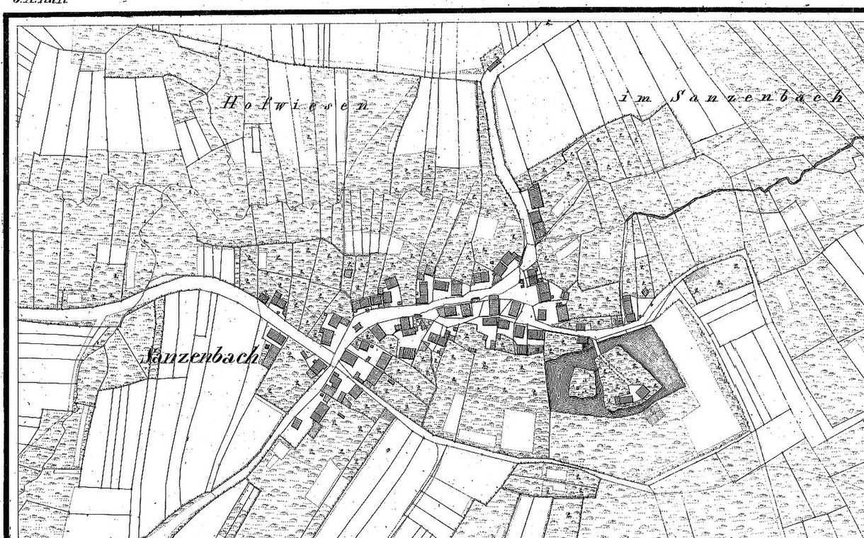 Historische Flurkarte von 1828: Dorf Sanzenbach mit Häusern entlang der Straße und dem dunkel schraffierten Burgweiher am Ostrand