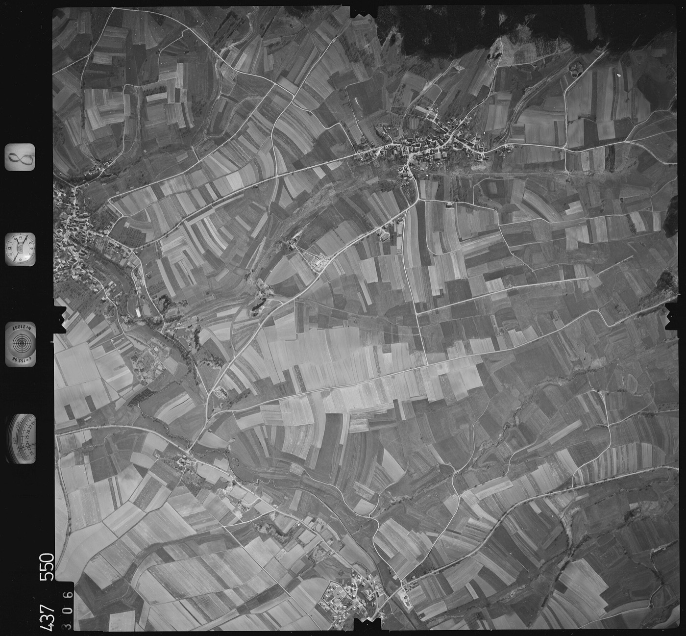 Schwarz-Weiß-Luftbild von 1968 mit Feldern, Wegen und Dörfern rund um Sanzenbach und Rieden