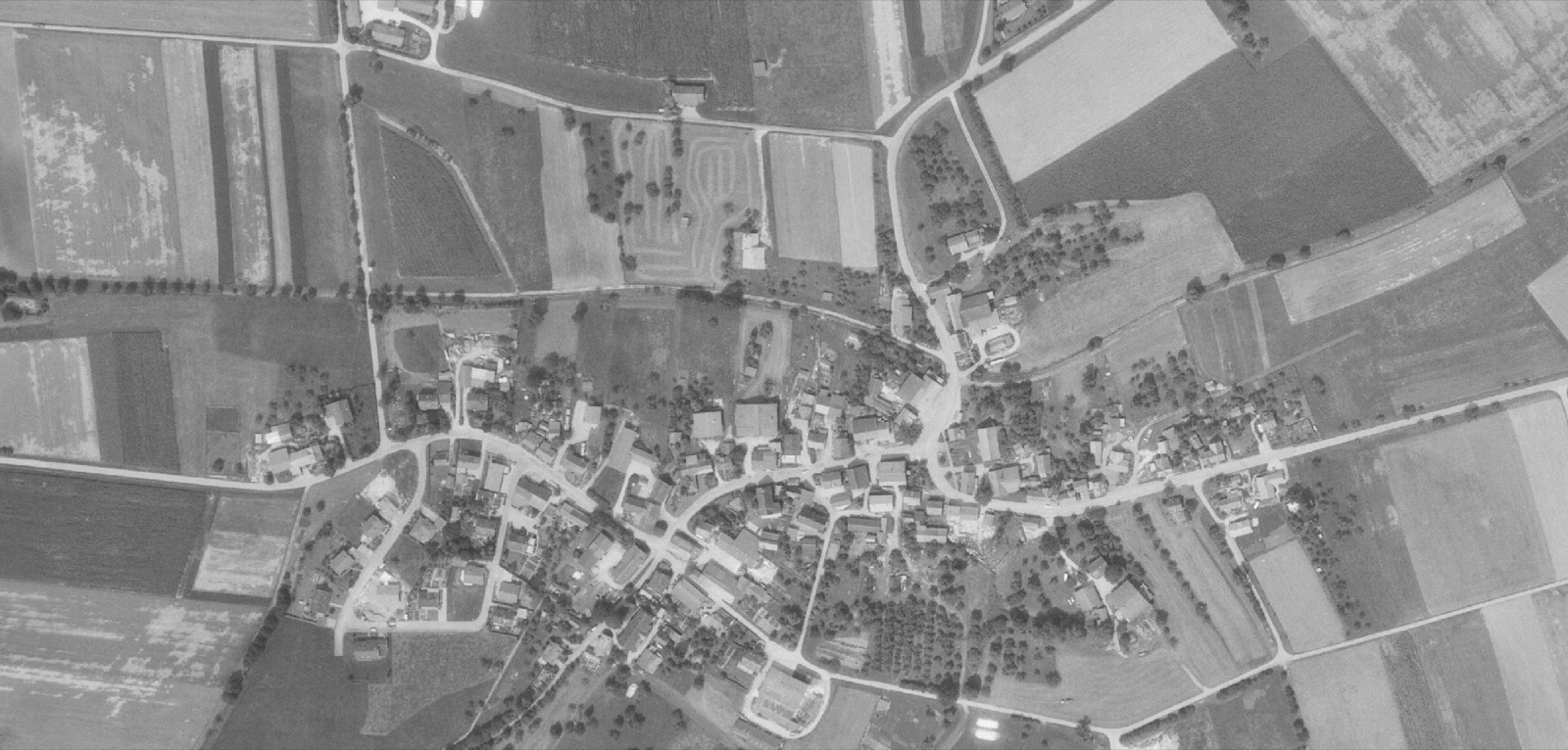 Schwarz-Weiß-Luftbild von Sanzenbach von oben mit Straßen, Häusern und umliegenden Feldern