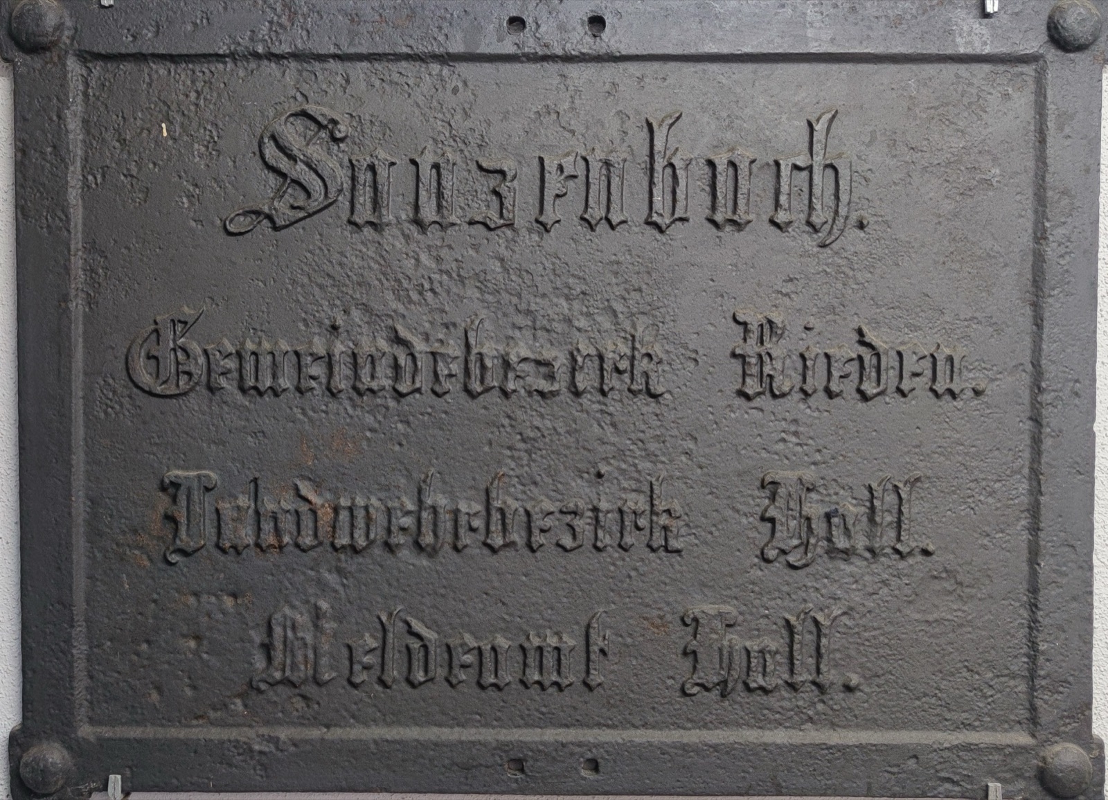 Gusseisernes Ortsschild in Frakturschrift: Sanzenbach, Gemeindebezirk Rieden, Oberamt Hall
