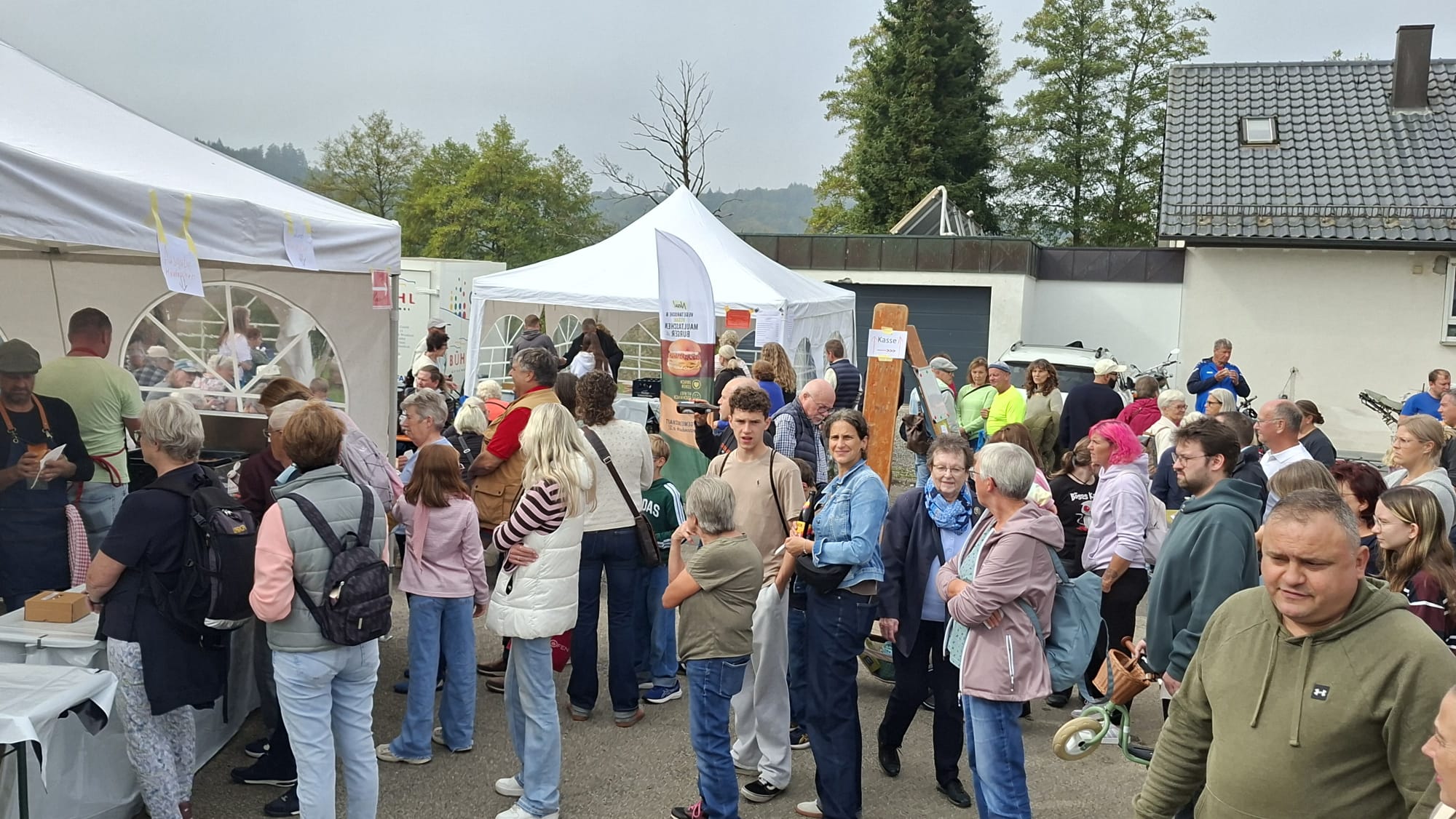Besucher und Verpflegungszelte beim Dorfflohmarkt